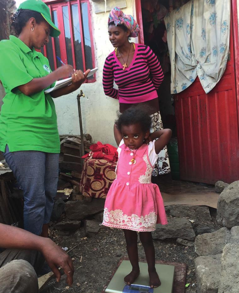 för barn i världen En flicka i Etiopien vägs och hennes föräldrar får råd och hjälp av en mentormamma.