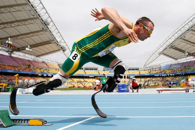 Polisen vakar över stjärnan i häktet Publicerad: 2013-02-18 Han är anklagad för att ha mördat sin flickvän på alla hjärtans dag. Nu skyddas Oscar Pistorius från att ta sitt eget liv, uppger The Sun.