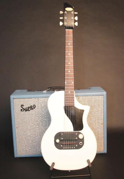 Strax efter att ha skaffat sin gitarr var han med och bildade sitt första band, the Velvetones, då han snabbt upptäckte att han knappt kunde höras över resten av bandet utan en elektrisk gitarr.