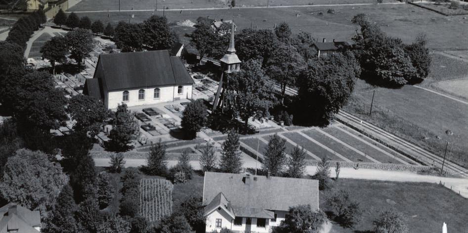 Flygfoto över Aringsås kyrkogård 1947. Flygfoto I Smålands museums flygfotoarkiv finns ett flygfoto över Alvesta kyrka och kyrkogård från 1947.