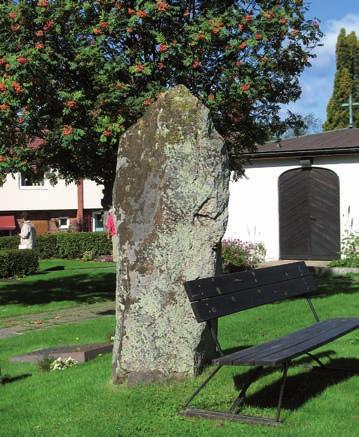 Översikt över kvarter B från sydöst. Beskrivning av enskilda kvarter Den förhistoriska resta stenen i kvarter B. Stenen är en del av gravfältet öster om kyrkogården.