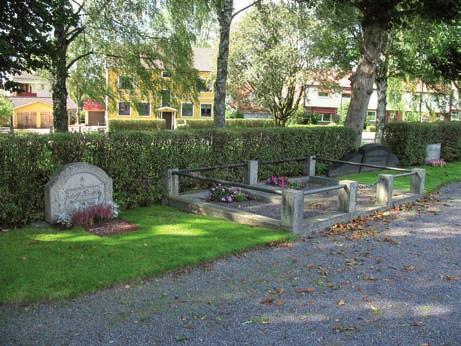 Det är önskvärt att graven som är gräsbesådd inom stenramen åter får grusfyllning.