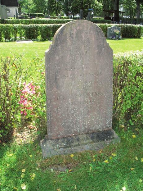 Kvarter 6 är enhetligt med låga rektangulära gravstenar och i delar av kvarter 2 är alla gravstenarna stora hällar.