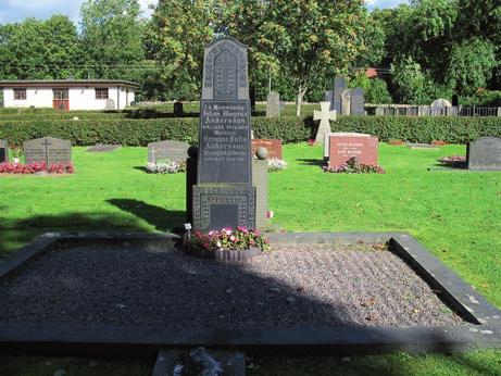 Den äldsta gravvården är en högrest gravsten i sandsten från 1844 i ålderdomlig formgivning. Det finns två högresta gravstenar från 1980-talet. Den ena är ett kors och den andra är i fri form.