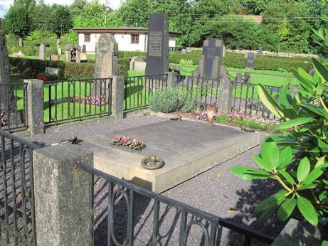 Till vänster: Monumental gravsten