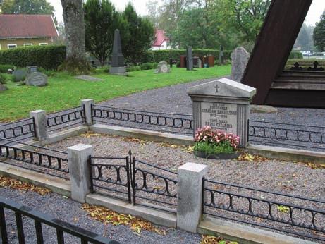 så. De finns ofta på familjegravar och har från början haft stenramar i anslutning till gravstenen. På en familjegrav finns det en natursten. Hällar är en vanlig gravstenstyp.