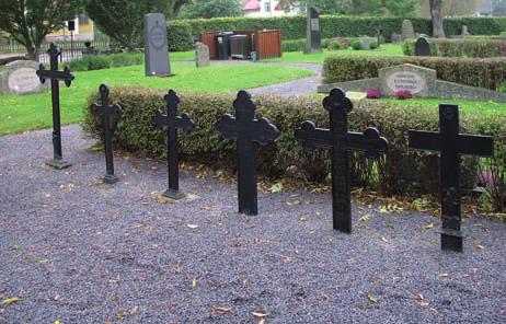 gräsbevuxen. Inom graven finns sex stora hällar i grå granit. Den äldsta är från 1865 och den yngsta från 1995. I västra delen av graven finns två äldre stenbänkar.
