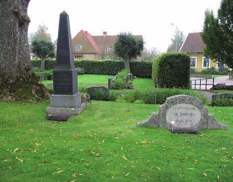 Det är fyra högresta (0,8-1,2 meter) i diabas och en högrest (1,5 meter) monolit i grå granit. Slutligen finns det två granitgravstenar från 1869 och 1878 i ålderdomlig formgivning.