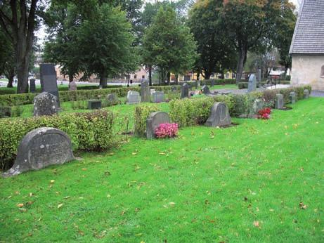 De högresta gravstenarna finns framförallt i kvarter VII längs muren och gången, medan gravvårdarna i kvarter VII överlag är lägre och yngre. De är framförallt från tiden efter 1920.