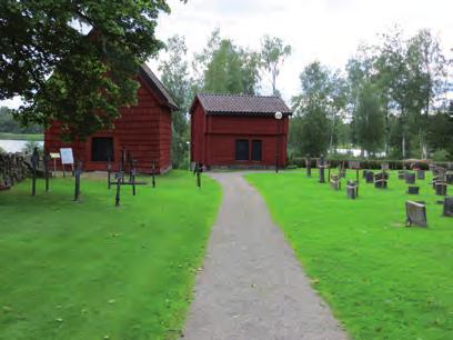 BYGGNADSVÅRDSRAPPORT 2017:02 15 Byggnader Förutom kyrkobyggnaden finns två äldre bodar samt ett bårhus från 1941, nu använt som bisättningsrum. De båda äldre bodarna är båda timrade och rödfärgade.