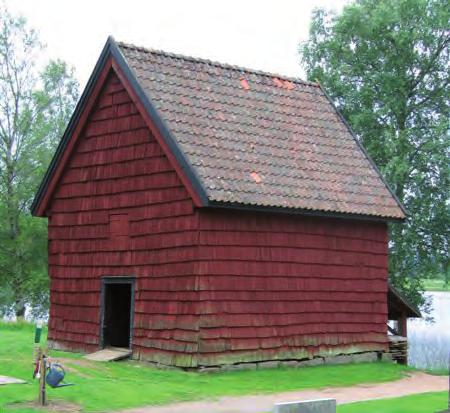 Loftbod Loftboden är av okänt ursprung, men flyttades till sin nuvarande plats på kyrkogården 1948. Då hade den dessförinnan stått på kyrkoherdebostället där den använts som spannmålsmagasin.
