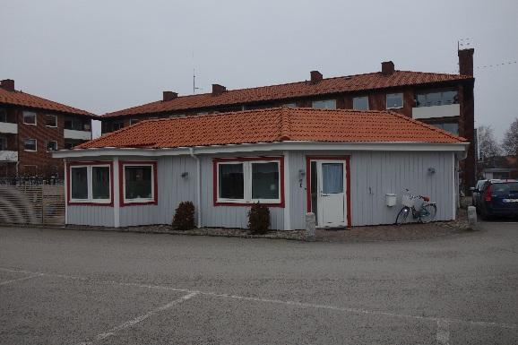 bostadshus och en förråds/garagebyggnad (som sträcker sig över Hägern 4 och 8), se