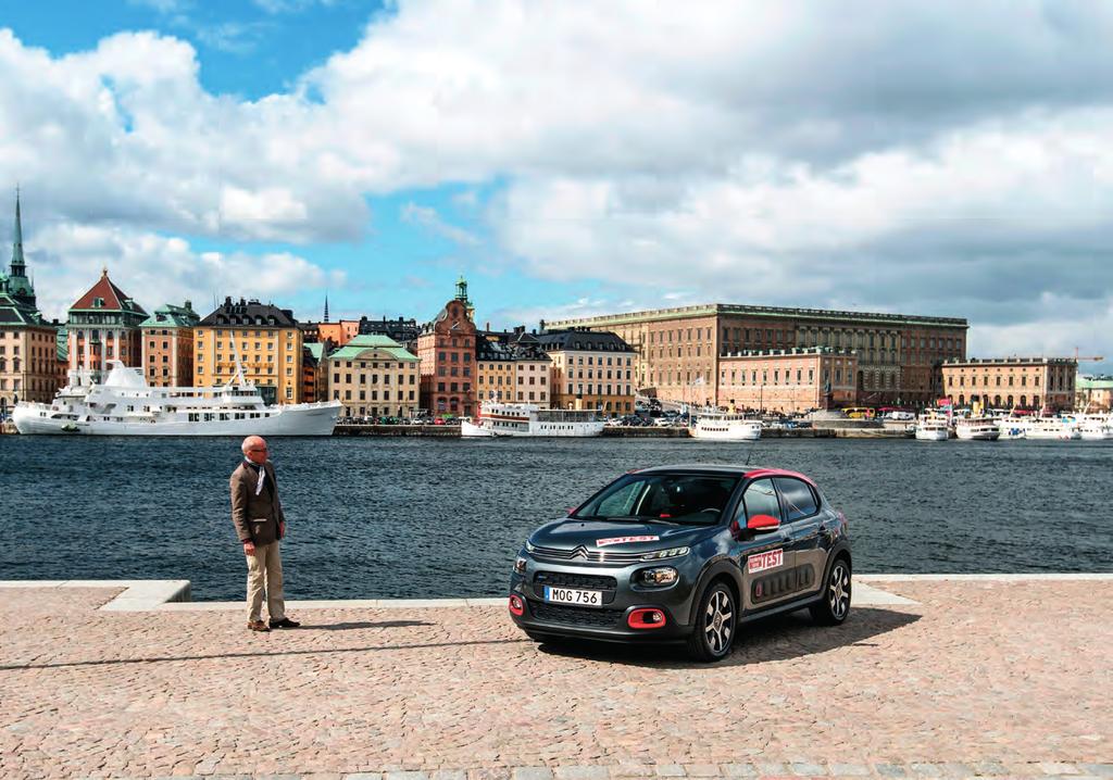 < Instrumentpanelen är genmdesignad, till ch med luftventilerna plckar upp det kantiga designspråket. mjuk. Det här är en bil man kan åka långt i, framför allt m man slipper sitta i baksätet.