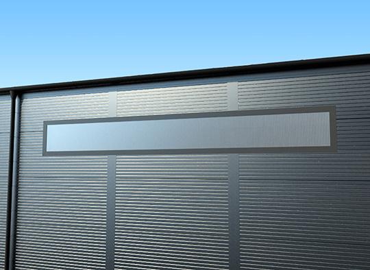 Halle Industri Isolux Kanalplast Isolux kanalplastlösningar monterade som fönsterband, gavlar, nockar, vägg- och taksektioner ger behövligt dagsljus.