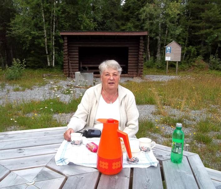 Soldat Hällkvist pustar ut i Övre Åkersjön bredvid lilla Ulla och hennes mamma Ingrid Norrman samt pojkarna Gösta Andersson och Roland.