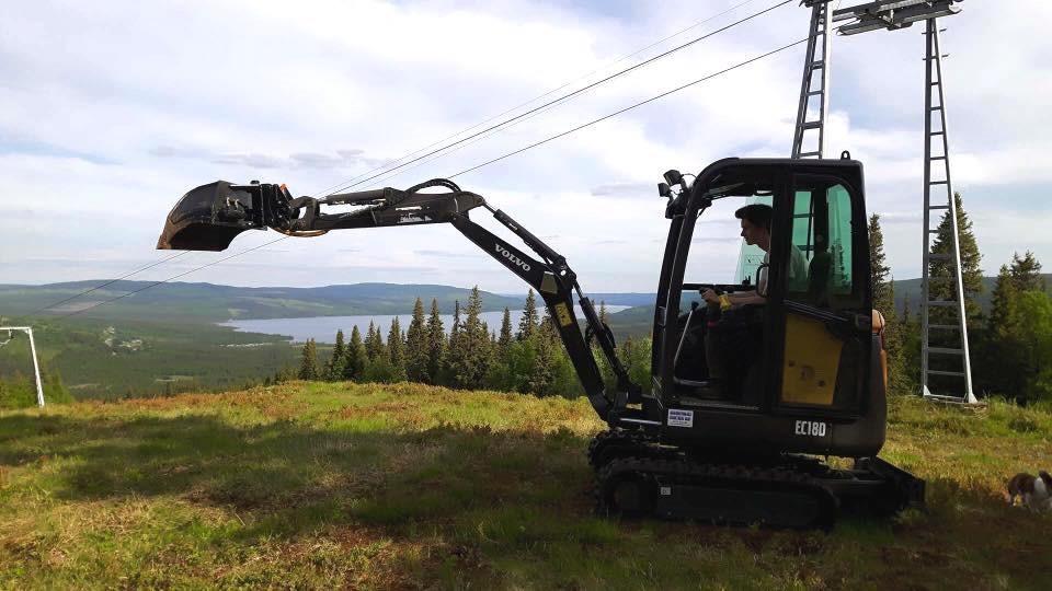 Unga företagare i Ansättfjällen När det var dags för Jordey att ta fram en logo till Åkersjön Bikepark anlitade han Emma Öberg i hennes nyföretagsamheten och entreprenörsandan är stark i startade