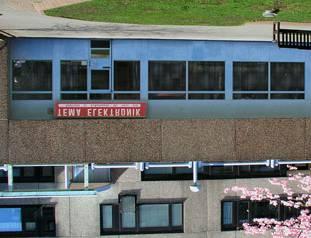 16 Tema Elektronik Tema Elektroniks butik är belägen på Nordostpassagen 7 i Göteborg, där har den legat alltsedan starten 1983.