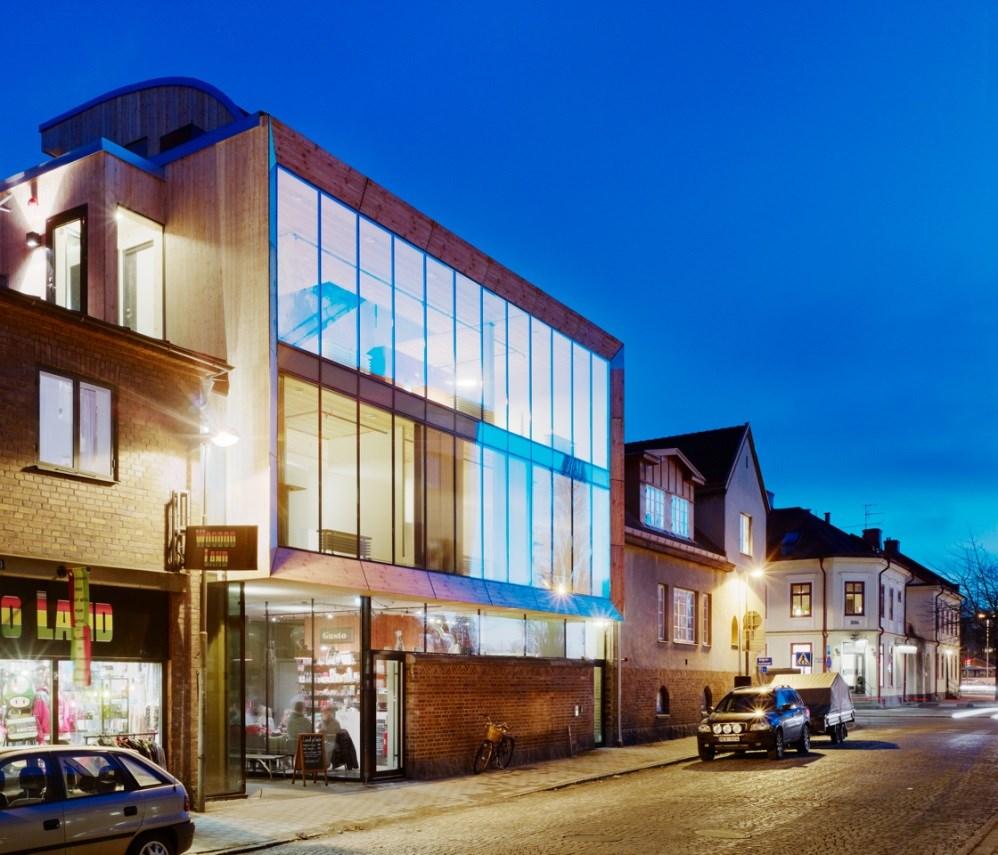 11 Trähus:ett (Anno 2012); En svävande låda i trä och glas med arkitektonisk inspiration, samt träbjälklag och träskivor i möbelkvalitet, från Österrike och Schweiz.