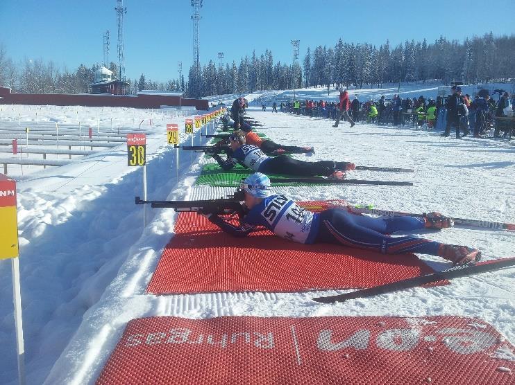 Skjutplats Skjutplatsen (mattan) placeras 10 meter rakt framför måltavlan (metall). Mattan är 2*2,5 meter. Samtliga skjutplatser ska ha samma mått. Varje skjutplats skall vara 2 till 2,5 meter.