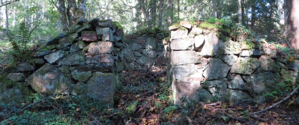 grunderna efter mjölnarbostaden, i form av stugans grund och