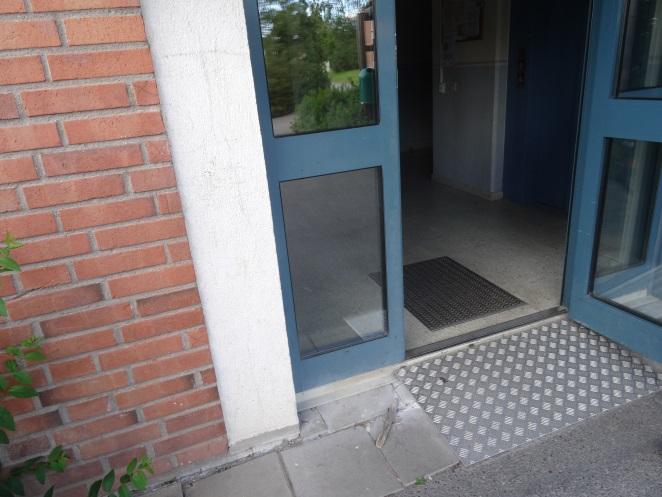 Tröskelramp som ligger ett par centimeter under tröskel, vilket utgör ett hinder.