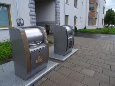 En lösning är att se över möjligheten att flytta det eller komplettera med ytterligare ett miljörum eller med ett nytt inkast för hushållssopor.