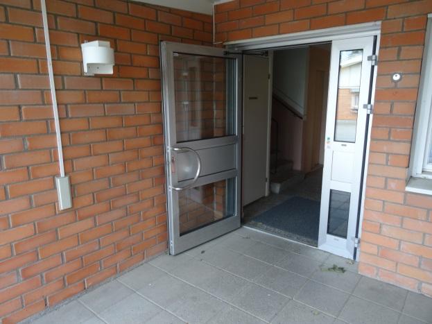 Dörröppnare En dörröppnare underlättar för alla personer som använder ett gånghjälpmedel, har med sig en barnvagn, har händerna upptagna på annat sätt eller endast upplever att en dörr är tung att