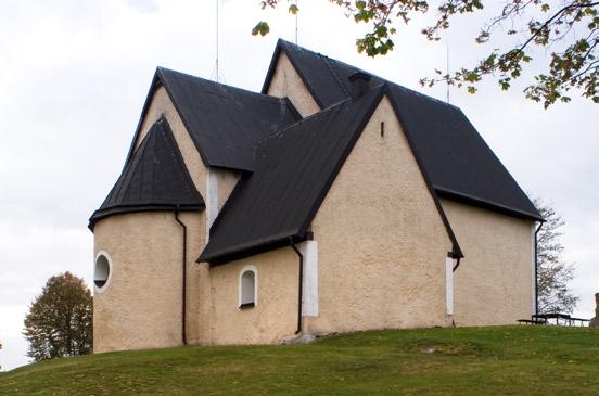 markims kyrka 5 Exteriör från nordöst. Kyrkans ursprungliga sydportal med sandstensomfattning och dörr försedd med järnbeslagning från romansk tid. har använts till dörr- och fönsteromfattningar.