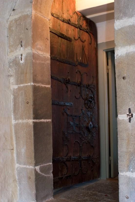 Norr om kyrkan har sockeln gjutits. Under medeltid var kyrkan troligen oputsad, vilket antas på grund av synliga gamla yttermurar på sakristians vind.