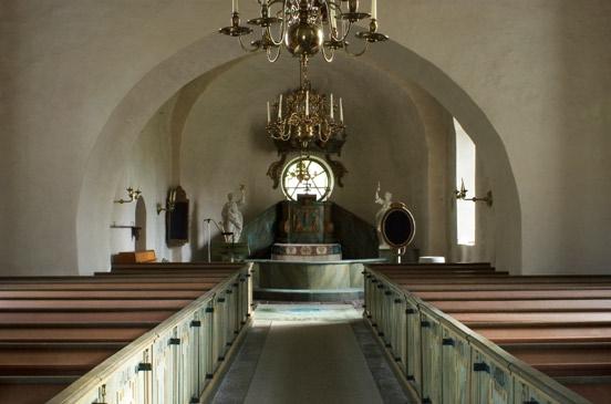 6 markims kyrka fattning. Öppningen är försedd med en panelad, grönmålad bräddörr med stocklås på insidan. Vapenhusets gavel är rikt bevuxen med vildvin.