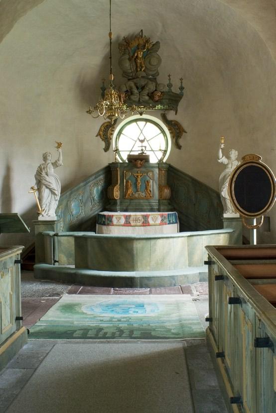 markims kyrka 7 Korabsiden med altarpredikstolen från 1758-59 tillverkad av bildhuggaren Magnus Granlund. Interiör mot väst. slagna i samband med uppförandet under senmedeltid.