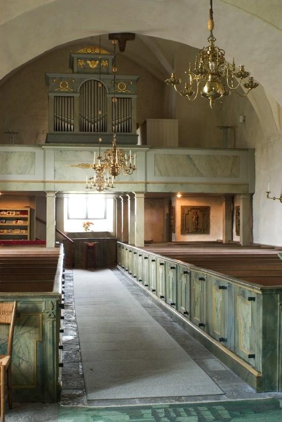 Till kyrkans inredning hör en altarpredikstol i rokoko med förgyllda detaljer, placerad i kyrkans mittaxel i absiden. Altarpredikstolen har en symmetrisk uppbyggnad med två sidotrappor.