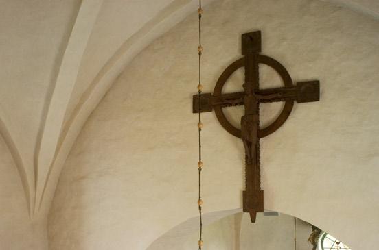 8 markims kyrka snidad ek under 1200-talets senare hälft. Till vår tids tillägg till kyrkorummet hör den 1972 anskaffade dopfunten med modern utformning. Triumfkrucifixet från 1200-talet.