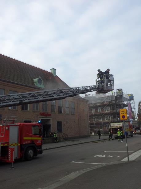 Upp i rök Utbildningen Upp i rök riktar sig till ungdomar i högstadiet och behandlar konsekvenser av skolbränder samt ungdomarnas eget beteende och handlande.