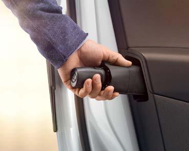 De är utformade så att vattnet rinner bort från bilen så att kupén hålls torr. DOOR EDGE PROTECTION När dörrar öppnas åker plastlister ut som skyddar kanterna.