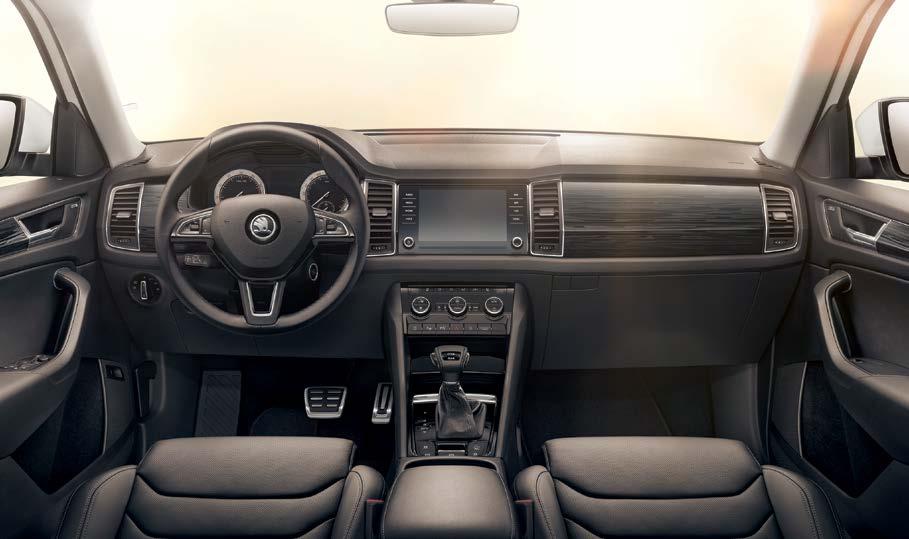 76 STYLE Standardutrustningen för Style innefattar kromlister runt sidorutorna, KESSY (Keyless Entry, Start and exit System), högeffektiva full LED strålkastare med AFS, delläderklädsel, Ambient