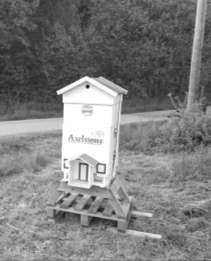 Axelssons Fastighetsbyrå har placerat sitt vackra bihus vid infarten till sitt kontor på Rollsbo.