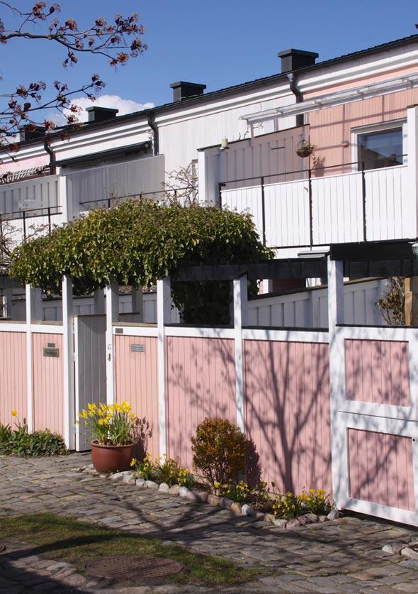 Ett eget hus i en lång länga vid havet... Huset byggdes 1977.