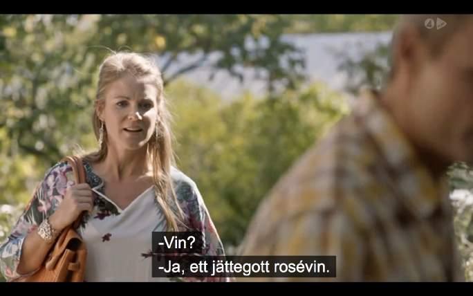 2%Beskrivning%av%scen%1%Anna%lagar%mat% IenannanscenfrånavsnittetfårsevihurAnnaiklädd70=talsinspireradklädsel befinnersigisittretro=bohemiskakökochlagarmat.