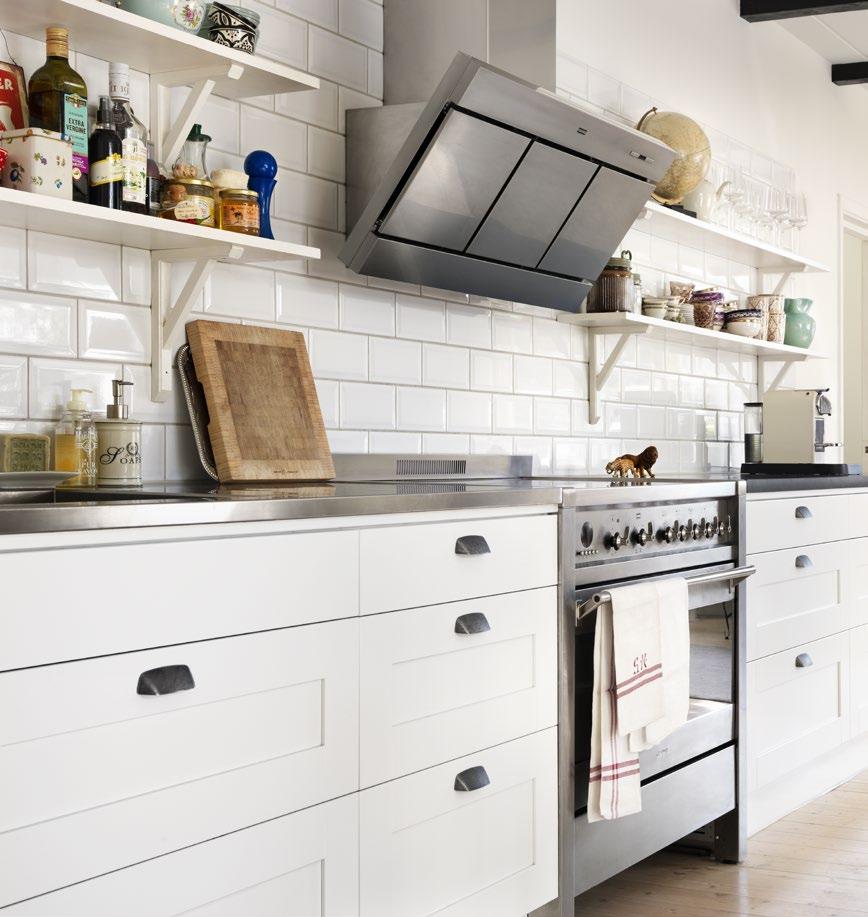 104 BALLINGSLÖV KÖK STUDIO Vit LUCKA: Studio är en lucka med slät spegel och ram utan profiler. HANDTAG: HG 583. BÄNKSKIVA: Granit Nero Assoluto mattslipad 30 mm. DISKBÄNK: Decodesign, Decosteel.