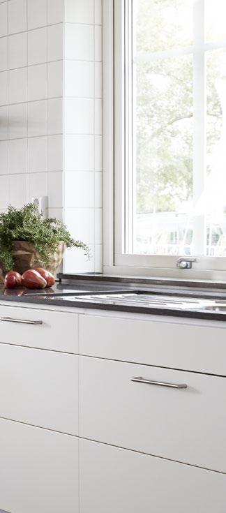 Ugn med varmluft Stor ugn, 67 l Rengöringssystem ecoclean på bakvägg Displayfärg vit+blå ljusdioder 8 ugnsfunktioner 3D-varmluft för perfekt bakresultat Stektermometer Rengöringssystem ecoclean på