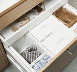 Låda i grå plast. Integrerade stödben och sockellåda.