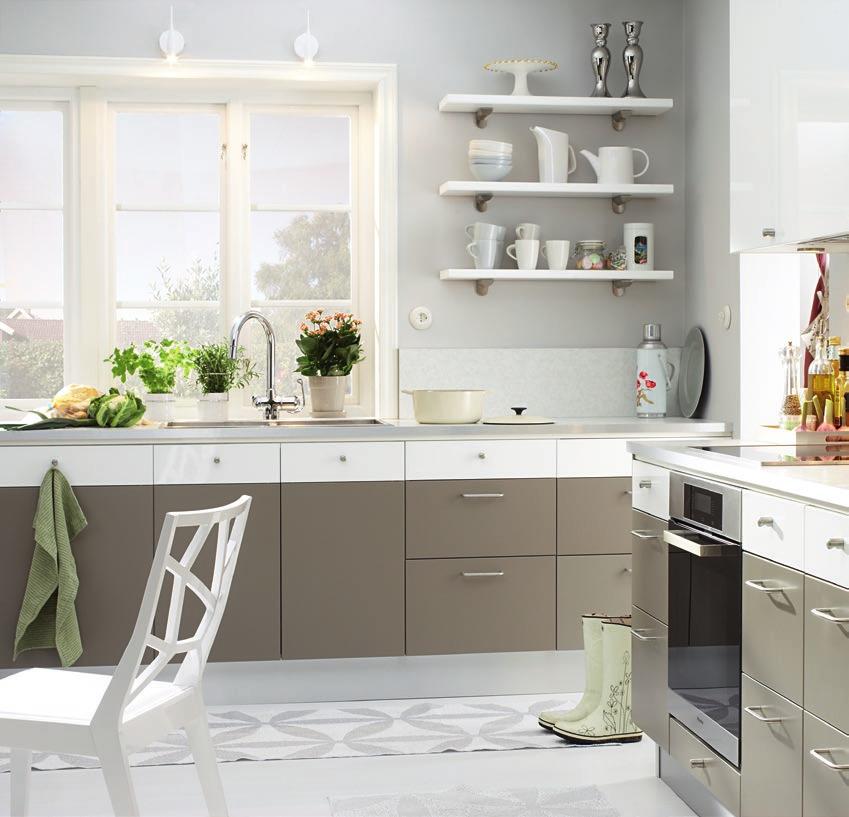 BALLINGSLÖV KÖK 79 SOLID Sandbeige och vit högblank LUCKA: Solid är en slät målad lucka. HANDTAG: RK 310, HG 261. BÄNKSKIVA: Laminat 7463 med aluminiumkant. DISKBÄNK: Epos EOX 220, Franke.