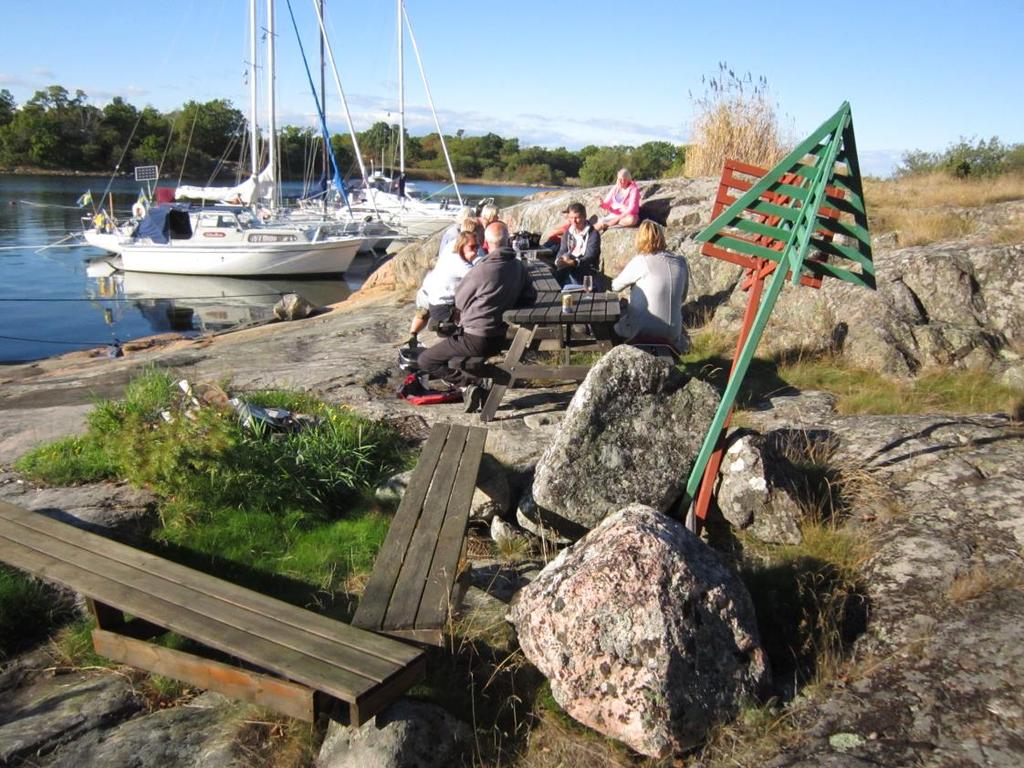 Klubbholmen Lindskär Stegeborgs båtklubbs egen klubbholmen sedan 24 år tillbaka. Ön är belägen sydost om Lammskär eller närmare bestämt N 58,23 25 och E 16,58 40 för er som ännu inte besökt ön.