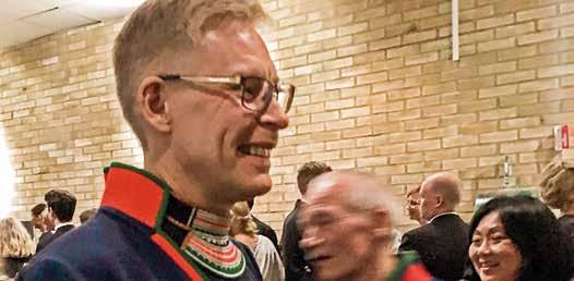 Mikael Vinka: Jis eah maanah, dellie gïele jaama 8 Sveerjen aajnehke saemien gïelen professovre, Mikael Vinka, jeahta mijjen båetije aejkie, gïele jïh byjrese-gyhtjelassh maanaj gïeti sisnie leah.