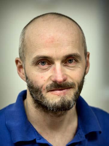 REPORTAGE Unik position. Lars Henriksson är en av två röntgensjuksköterskor i landet som tack vare vidareutbildningen till bildgranskare själv skriver svar till röntgenbilderna.