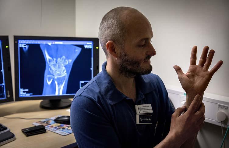 Lars Henriksson visar var och hur CBCT-scannern fungerar som bäst. inte hade sett med en vanlig röntgen.