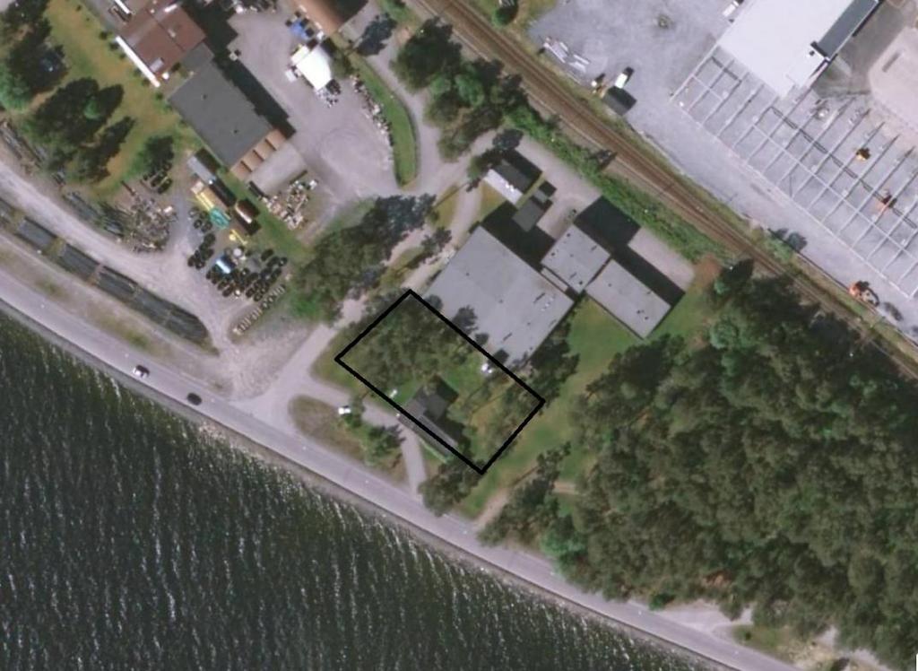 Figur 1. Flygfoto över aktuellt område, källa eniro.se. Undersökningsområdet är inramat med svart. Inom området planeras en tillbyggnad vid den södra delen av det befintliga vattenverket.