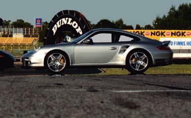 TESTFAKTA 911 Turbo Prestanda sek 0 80 km/h 2,8 0 100 km/h 3,7 0 130 km/h 5,8 0 160 km/h 8,0 0 200 km/h 12,3 0 400 m 11,8 (195 km/h) 80 120 km/h på 4/5/6:an 2,9/3,7/5,5 Toppfart 310 km/h