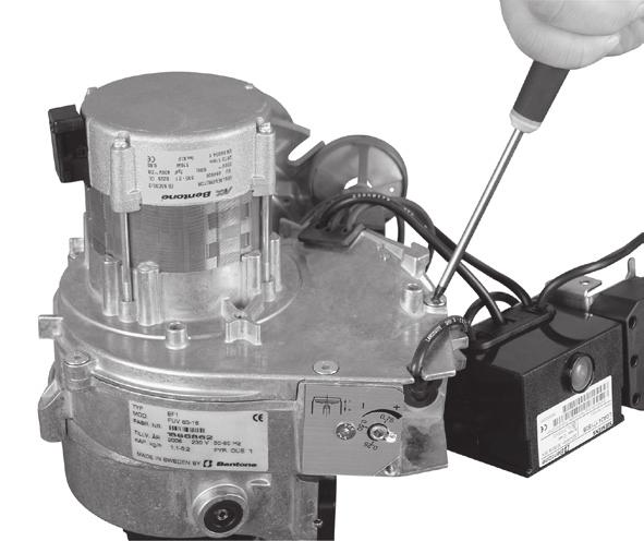 5.1.5 Byte av fläktmotor 1. Bryt huvudströmmen och koppla bort Eurosteckern från brännaren. 2. Om så önskas kan serviceposition 2 användas. 3. Lossa elkontakten till motorn. 4.